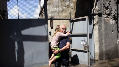 Вода заблокувала одну з вулиць в Одесі: рятувальники евакуювали 55 людей Вода заблокувала одну з вулиць в Одесі: рятувальники евакуювали 55 людей