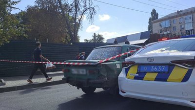 У Кропивницькому на заправці чоловік погрожував підірвати гранату. Його затримала поліція У Кропивницькому на заправці чоловік погрожував підірвати гранату. Його затримала поліція