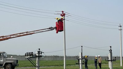 Як лагодити електромережі без відключень. На Дніпропетровщині студентам-енергетикам провели екскурсію на полігоні Як лагодити електромережі без відключень. На Дніпропетровщині студентам-енергетикам провели екскурсію на полігоні