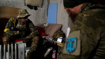 Бійці харківської територіальної оборони вболівають за футбольну збірну України у матчі проти Шотландії 1 червня. Гру дивляться на мобільному телефоні в одному з укриттів у передмісті Харкова Бійці харківської територіальної оборони вболівають за футбольну збірну України у матчі проти Шотландії 1 червня. Гру дивляться на мобільному телефоні в одному з укриттів у передмісті Харкова