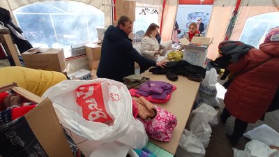 Новий пункт видачі: у Полтаві переселенцям роздають одяг, іграшки та інші речі