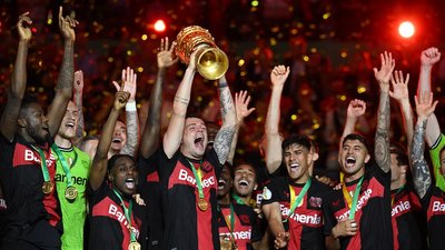 Футболісти "Баєра" святкують здобуття другого Кубка Німеччини в історії клубу.