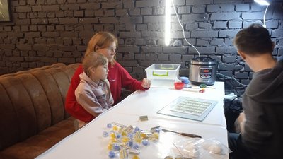 У Тернополі переселенці вчилися робити свічки У Тернополі переселенці вчилися робити свічки