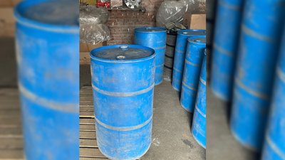 У Чернігові поліцейські виявили підпільний цех та вилучили близько 3 тонн алкогольного сурогату У Чернігові поліцейські виявили підпільний цех та вилучили близько 3 тонн алкогольного сурогату