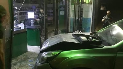 У Львові нетверезий водій в’їхав у вітрину магазину