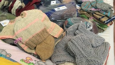 У Сумах волонтери зробили подарунки передчасно народженим дітям У Сумах волонтери зробили подарунки передчасно народженим дітям