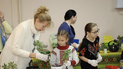 Вихованці позашкільних закладів Дніпра висадили рослини у гільзи від танків та продають їх за донат
