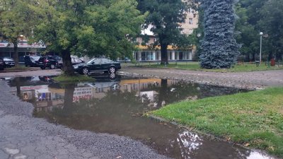 Гроза в Івано-Франківську: підтоплені вулиці та повалені дерева Гроза в Івано-Франківську: підтоплені вулиці та повалені дерева