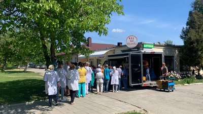 Іноземні волонтери в Тернополі готують піци для переселенців Іноземні волонтери в Тернополі готують піци для переселенців