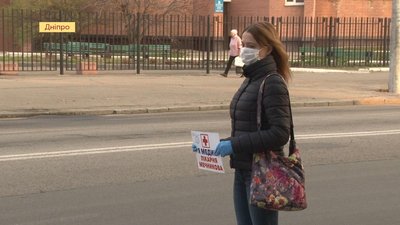 «Я медик». Як у Дніпрі медпрацівники їдуть на роботу автостопом