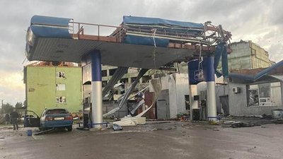 Зруйновані будинки та АЗС, загиблий та травмовані, відсутні електрика і газ: наслідки буревію в Бурині на Сумщині Зруйновані будинки та АЗС, загиблий та травмовані, відсутні електрика і газ: наслідки буревію в Бурині на Сумщині