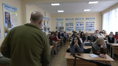 "Це має знати кожен": у черкаському університеті проводять інструктажі на випадок бойових дій "Це має знати кожен": у черкаському університеті проводять інструктажі на випадок бойових дій