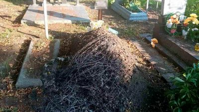 Палив вінки на кладовищі: на Черкащині затримали чоловіка Палив вінки на кладовищі: на Черкащині затримали чоловіка