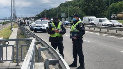 У Києві чоловік з газовим балоном погрожує підірвати міст метро