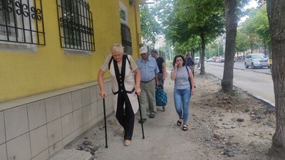 Розриті тротуари та смуга руху без асфальту у центрі Житомира – ремонт вулиці Київської поки не поновлюватимуть Розриті тротуари та смуга руху без асфальту у центрі Житомира – ремонт вулиці Київської поки не поновлюватимуть