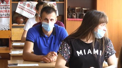 На додаткову сесію ЗНО з математики у Хмельницькому з'явилося 36 із 46 абітурієнтів. Фото: Суспільне. Поділля. На додаткову сесію ЗНО з математики у Хмельницькому з'явилося 36 із 46 абітурієнтів. Фото: Суспільне. Поділля.