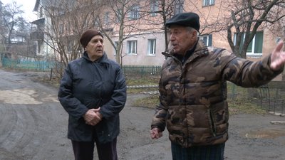 "Чи на колінах до мера йти, чи шапку скидати". Франківці просять відремонтувати їхній двір "Чи на колінах до мера йти, чи шапку скидати". Франківці просять відремонтувати їхній двір