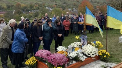 На могилі бійця молилися його рідні, близькі та знайомі