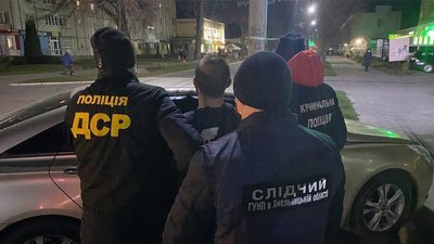 На Хмельниччині затримали чоловіка, який погрожуючи розправою, вимагав у людей кошти