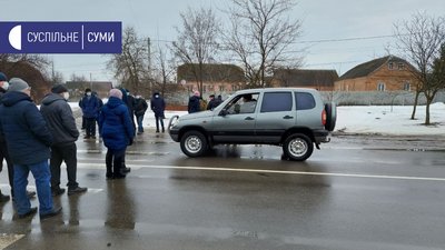 Протест проти фірми-орендаря землі. У Ромнах на Сумщині люди перекривали трасу "Суми-Київ" Протест проти фірми-орендаря землі. У Ромнах на Сумщині люди перекривали трасу "Суми-Київ"