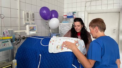 Новонароджені перебувають у відділенні інтенсивної терапії у кювезах Новонароджені перебувають у відділенні інтенсивної терапії у кювезах