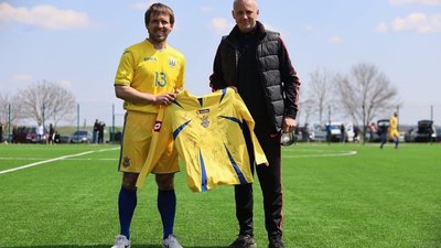 У перерві матчу футболісти вручили свої пам'ятні футболки переможцям аукціонів У перерві матчу футболісти вручили свої пам'ятні футболки переможцям аукціонів