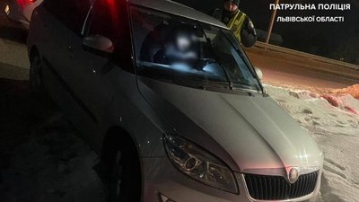 Нетверезий водій застряг у кучугурі снігу 