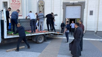 Двері Тернопільського архикатедрального собору відправили на реставрацію