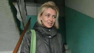 Обливає робочих і збиває пінопласт: лучанка заважає сусідам утеплювати багатоповерхівку Обливає робочих і збиває пінопласт: лучанка заважає сусідам утеплювати багатоповерхівку