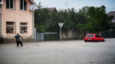 В Ужгороді через дощі підтопило вулиці, дороги та переїзди В Ужгороді через дощі підтопило вулиці, дороги та переїзди