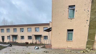 РФ обстріляла лікарню в Кураховому, де перебували понад 20 людей: поранена медична працівниця, її оперують