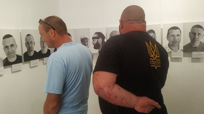 Чорно-біла мотивація: у Черкасах відкрили виставку зі світлинами воїнів-спортсменів