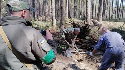 Розміновували ліс, щоб дістатися до місця злочину: на Ніжинщині розкрили подвійне вбивство Розміновували ліс, щоб дістатися до місця злочину: на Ніжинщині розкрили подвійне вбивство
