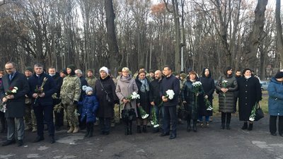 У Вінниці вшанували пам'ять жертв Голодомору У Вінниці вшанували пам'ять жертв Голодомору