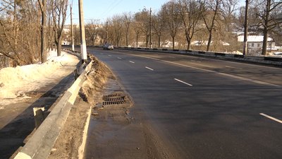 У Житомирі чистять зливні решітки – забиті снігом У Житомирі чистять зливні решітки – забиті снігом