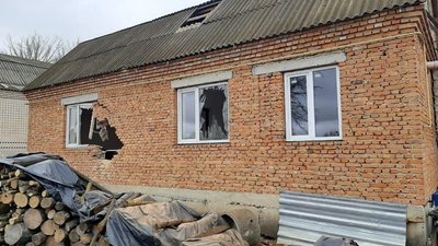 Пошкоджені будинки у селі: наслідки обстрілу Хмельниччини — фоторепортаж Пошкоджені будинки у селі: наслідки обстрілу Хмельниччини — фоторепортаж