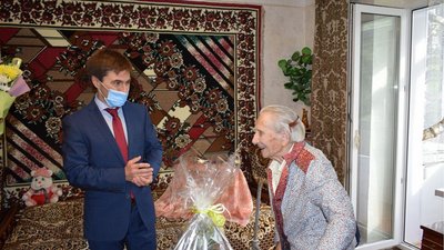 Вручили подарунок та гроші. Жительці Кропивницького виповнилося 102 роки