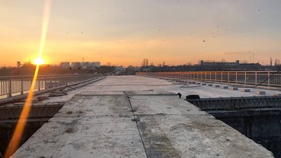 На міст через Сухий лиман пустили вантажівки – вони випробували споруду вагою На міст через Сухий лиман пустили вантажівки – вони випробували споруду вагою
