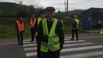 На Львівщині люди перекривають дорогу: відремонтували тільки 600 метрів На Львівщині люди перекривають дорогу: відремонтували тільки 600 метрів