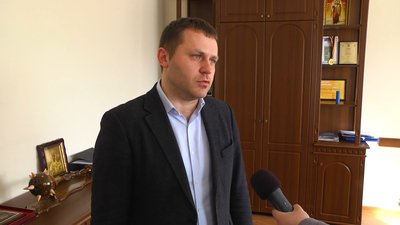 "Підозр до підприємниці не виникало через відповідність її пропозиції до умов тендеру": кам'янець-Подільський міський голова Михайло Посітко. Фото: Суспільне. Поділля. "Підозр до підприємниці не виникало через відповідність її пропозиції до умов тендеру": кам'янець-Подільський міський голова Михайло Посітко. Фото: Суспільне. Поділля.