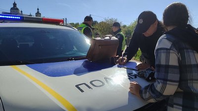 У Бердичеві автомобіль в'їхав у будинок, в якому були діти У Бердичеві автомобіль в'їхав у будинок, в якому були діти