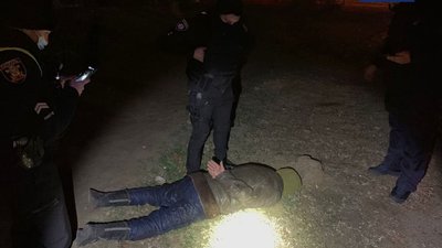 У Миколаєві патрульні поліцейські затримали чоловіка з ножем