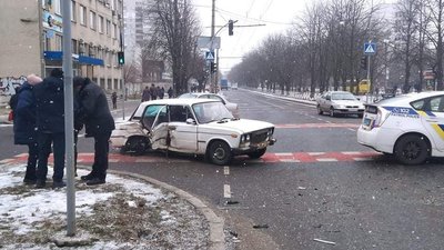 Через зіткнення двох автомобілів у Черкасах тимчасово обмежили рух Через зіткнення двох автомобілів у Черкасах тимчасово обмежили рух