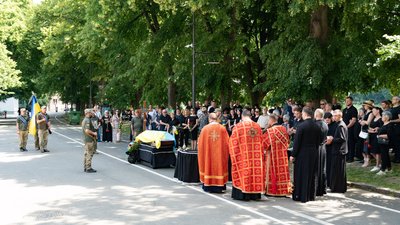 В Ужгороді попрощалися із полеглим на війні сержантом Олександром Грабарем В Ужгороді попрощалися із полеглим на війні сержантом Олександром Грабарем