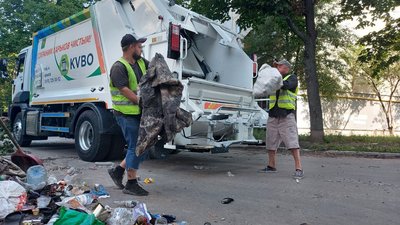"Машини потрапляли під обстріл": як під час повномасштабної війни у Харкові вивозять сміття