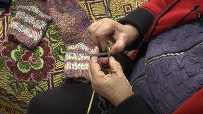 "Хай носять і здорові будуть". 73-річна пенсіонерка з Франківщини в’яже шкарпетки для ЗСУ "Хай носять і здорові будуть". 73-річна пенсіонерка з Франківщини в’яже шкарпетки для ЗСУ