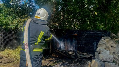 Рятувальник гасить вогонь