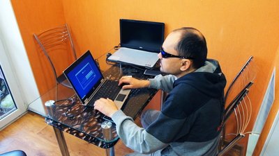 Працює на дотик: вінничанин наосліп встановлює програми для людей із вадами зору Працює на дотик: вінничанин наосліп встановлює програми для людей із вадами зору