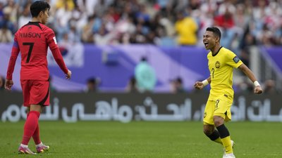 Кореєць Сон Хин Мін і малайзієць Фейсал Халім під час матчу Кубка Азії