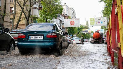 Одеса потерпає від негоди: злива затопила вулиці міста